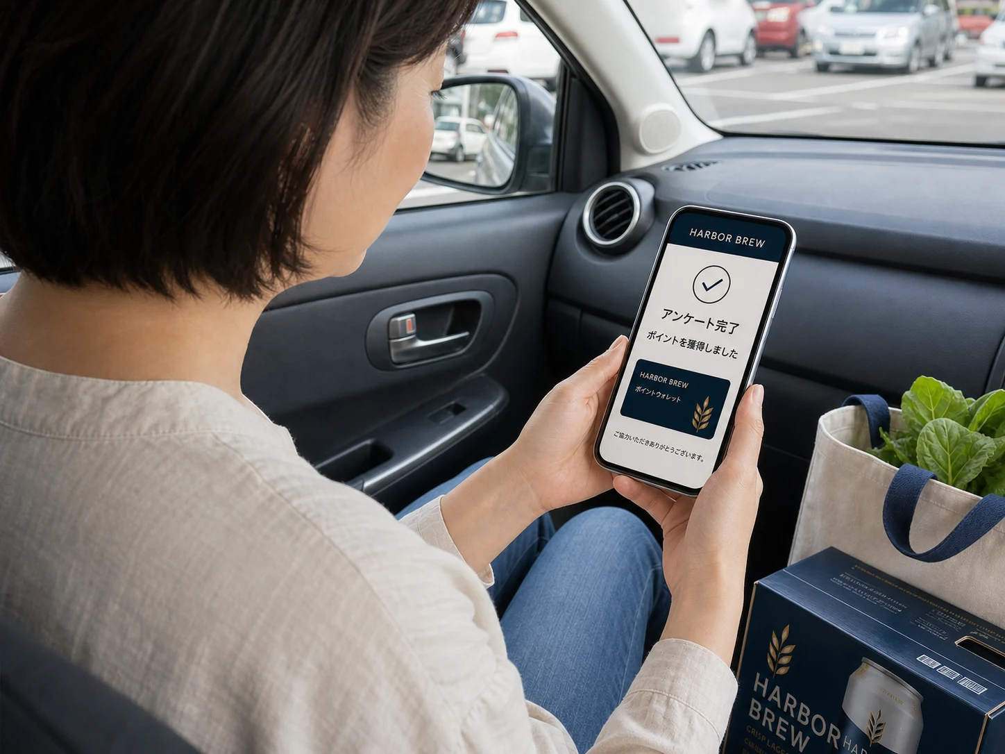 ビールに関するアンケート完了後にスマートフォンでポイント獲得を確認する女性